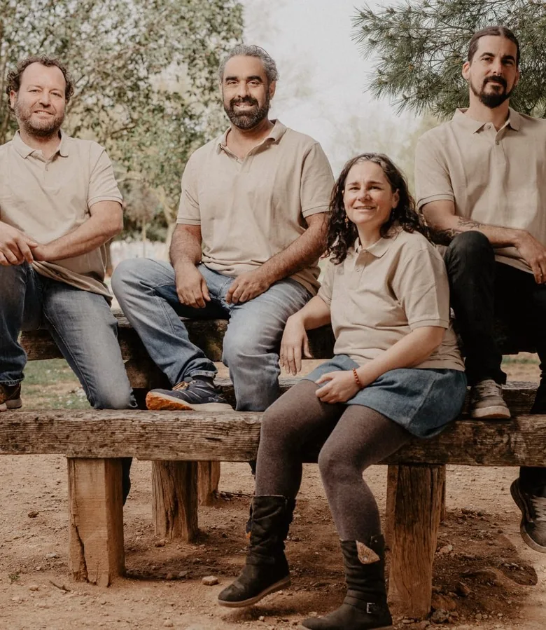 Equipo de Nemus junto al arbolado con el que trabaja